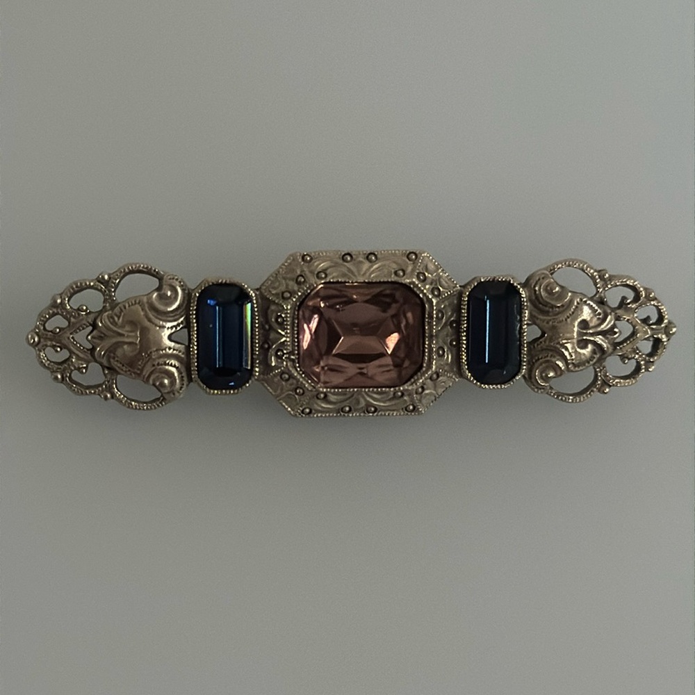 Elegant silver brooch with rhinestones detail